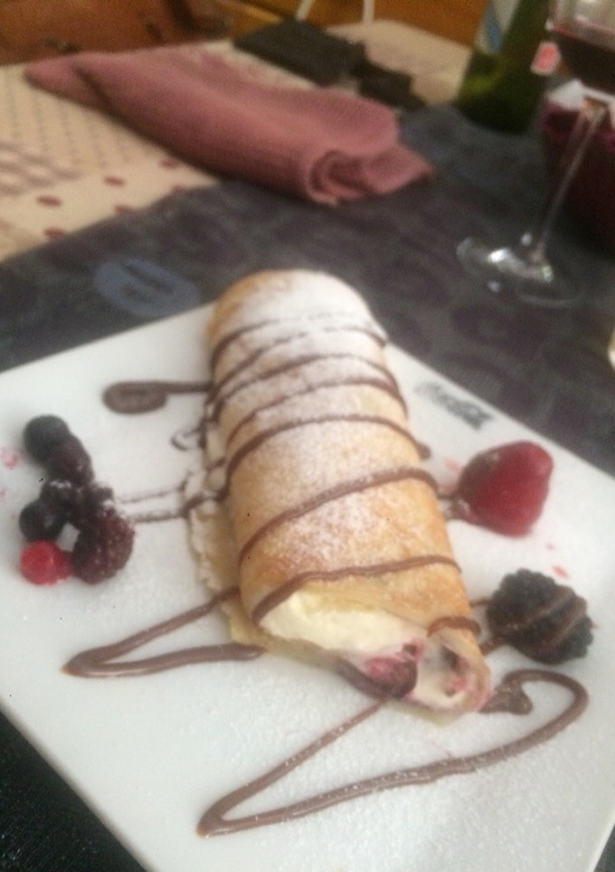 Una foto de Crepes rellenos de frutos rojos y nata