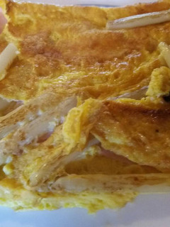 Una foto de Tortilla francesa rellena de espárragos