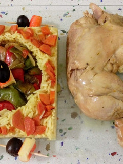 Una foto de Pollo en salsa con arroz salteado de verduras y pinchitos de surimi