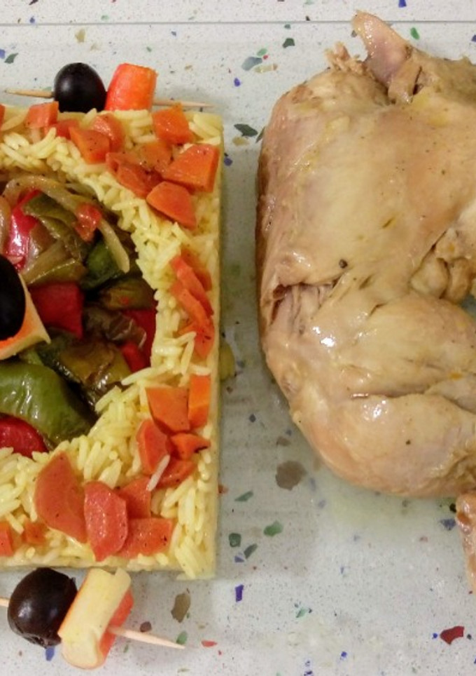 Una foto de Pollo en salsa con arroz salteado de verduras y pinchitos de surimi