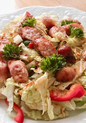 Hình của món Salad Cải Thảo & Xúc Xích Tươi Nướng.