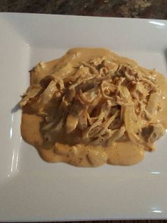 Una foto de Pechuga de pollo con salsa de queso crema y chile chipotle