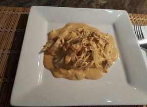 Una foto de Pechuga de pollo con salsa de queso crema y chile chipotle