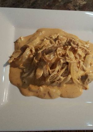 Una foto de Pechuga de pollo con salsa de queso crema y chile chipotle