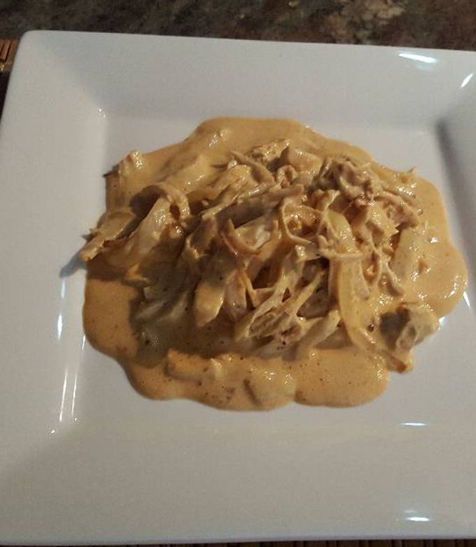 Una foto de Pechuga de pollo con salsa de queso crema y chile chipotle