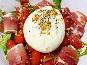 Una foto de ensalada burrata con tomates cherry