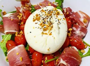 Una foto de Ensalada: Burrata y jamón crudo