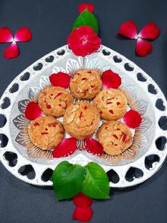 રોઝી નાનખટાઈ (Rose Nankhatai Recipe In Gujarati) રેસીપી મુખ્ય ફોટો