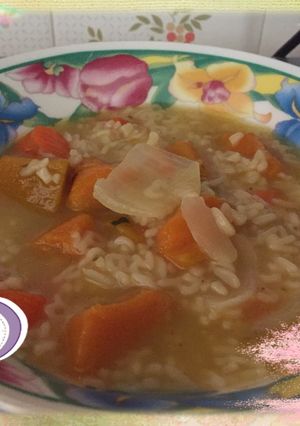 Una foto de Sopita de Verduras con fideos letritas 😋