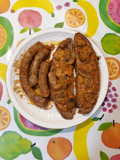 Una foto de Longaniza al vino blanco con salsa de tomate y champiñones