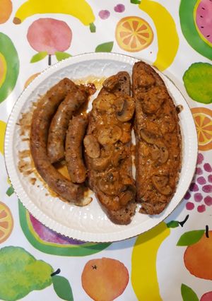 Foto principal de Longaniza al vino blanco con salsa de tomate y champiñones