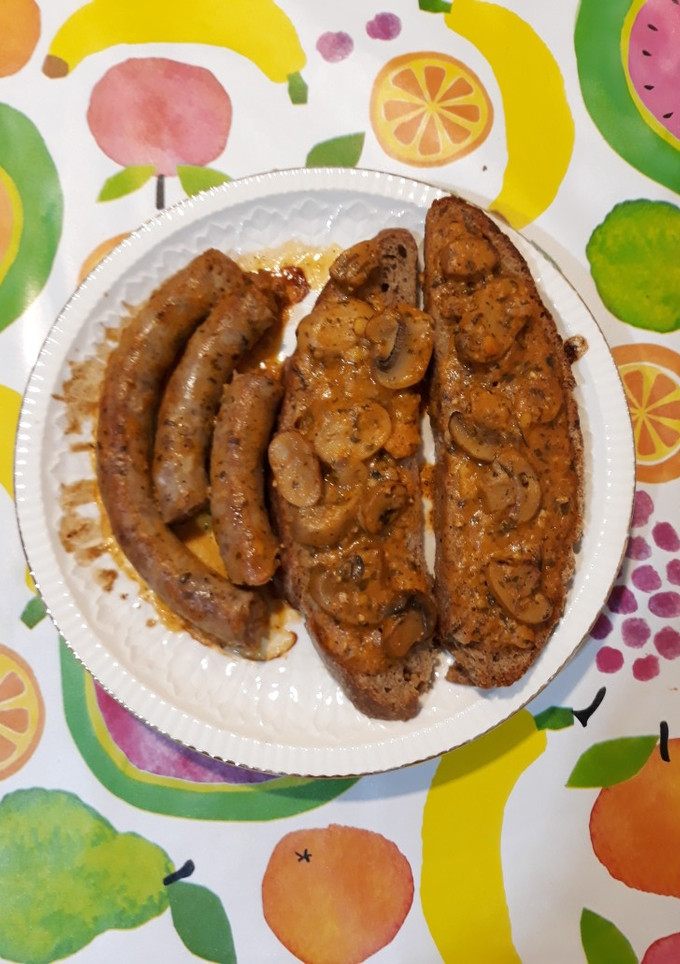 Una foto de Longaniza al vino blanco con salsa de tomate y champiñones