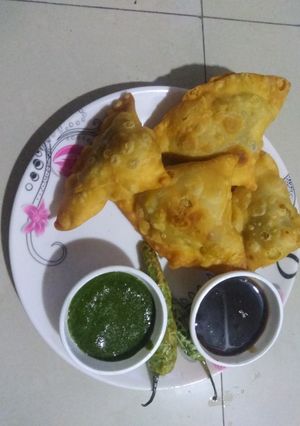 સમોસા (Samosa Recipe in Gujarati) રેસીપી મુખ્ય ફોટો