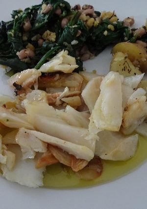 Foto de Bacalhau assado com migas de espinafres e feijão com batatas cozidas e salteadas