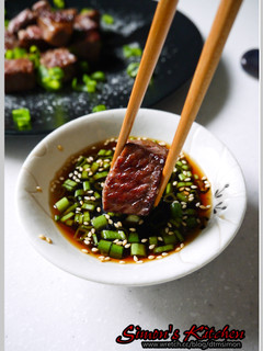 和風骰子牛小排佐和風燒肉沾醬 的食譜成品照片