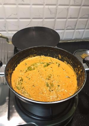 A picture of Mirchi Salan with yogurt.