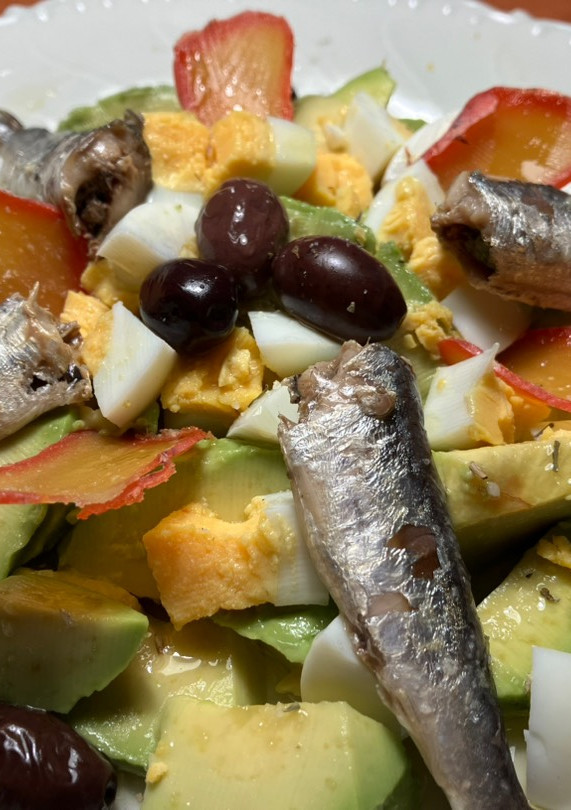 Una foto de Ensalada de aguacate y otras cositas ricas