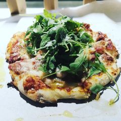 A picture of Rustig pizza dough.