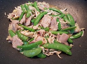 Hình của món SP.0112 - Thịt Heo Xào Nấm Hoàng Kim & Đậu Hà Lan.