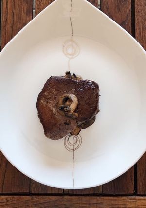 Una foto de Filete al vino tinto y champiñones