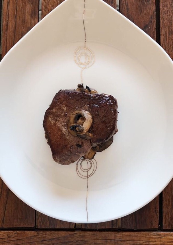 Una foto de Filete al vino tinto y champiñones