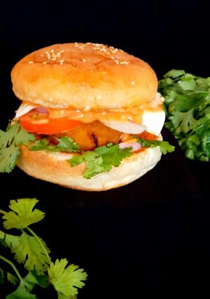 આલૂ ટીકકી બર્ગર (Aloo Tikki Burger Recipe In Gujarati) રેસીપી મુખ્ય ફોટો