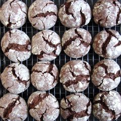 A picture of Cracked Chocolate Cookies.