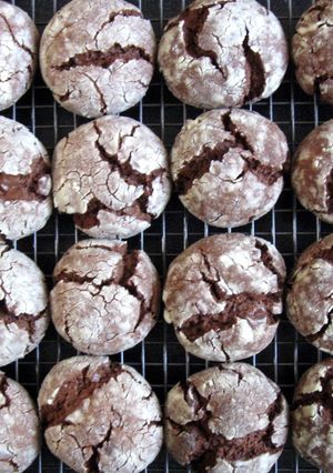 A picture of Cracked Chocolate Cookies.