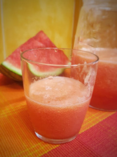 Una foto de Smoothie de sandía, piña y pomelo