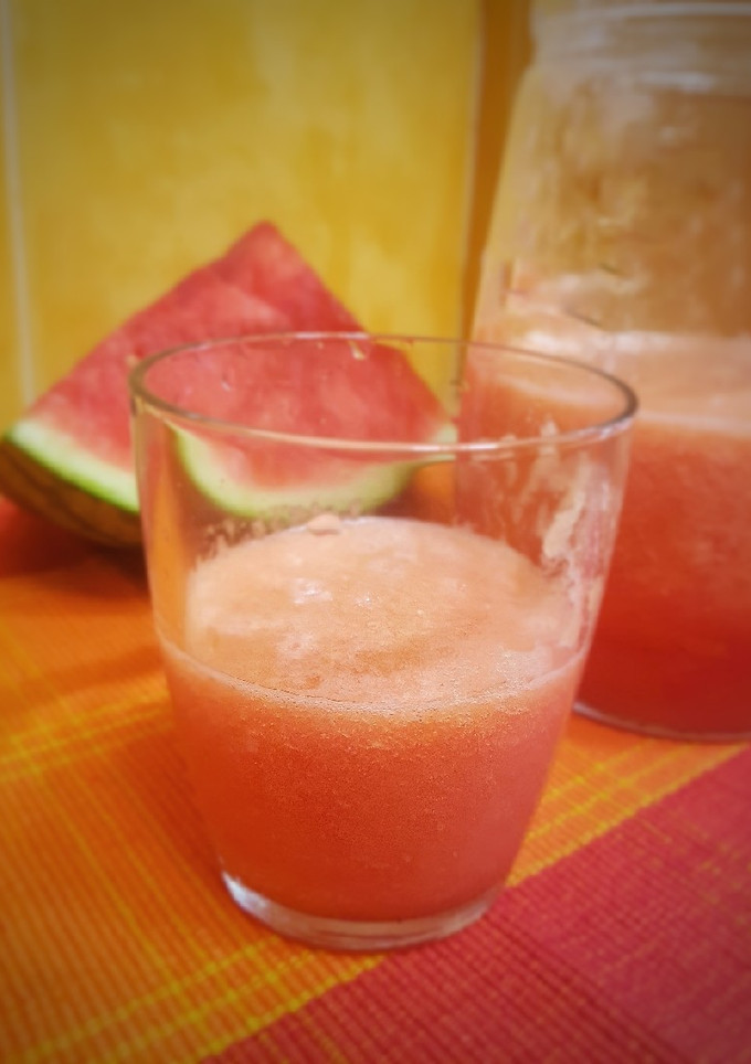 Una foto de Smoothie de sandía, piña y pomelo