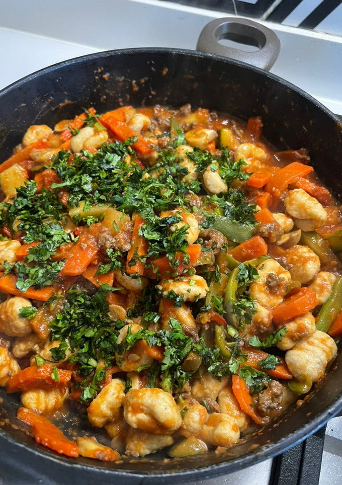 Una foto de ÑOQUIS DE PAPA y AVENA Salsa Boloñesa/Verduras Salteadas