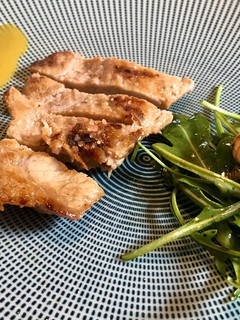 Una foto de Secreto ibérico a la parrilla con mostaza miel y ensalada de rúcula