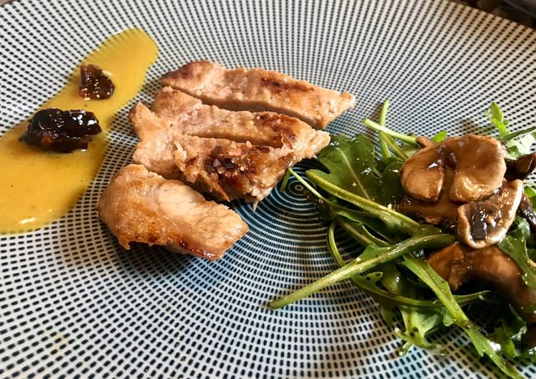 Secreto ibérico a la parrilla con mostaza miel y ensalada de rúcula