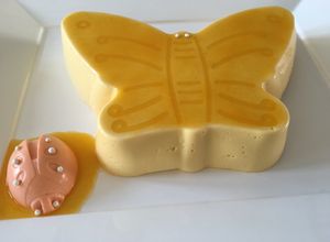 Una foto de Cheesecake de Mango Ataulfo, cubierto con coulis de mango con un toque de ron blanco