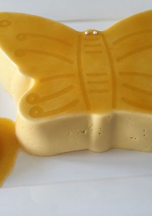 Una foto de Cheesecake de Mango Ataulfo, cubierto con coulis de mango con un toque de ron blanco