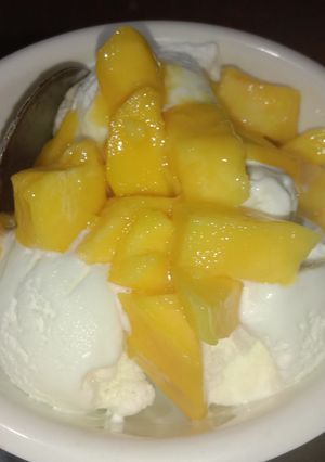 A picture of Ice Cream with mango.