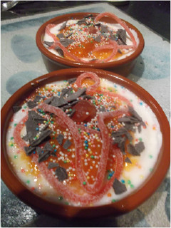 Una foto de Palo santo con yogur y gusanos