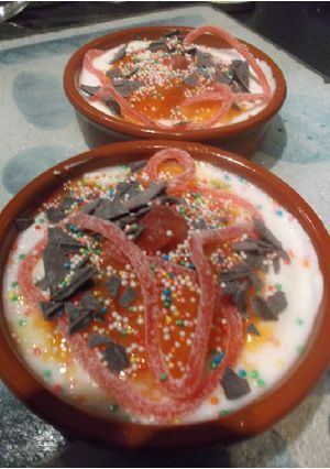 Una foto de Palo santo con yogur y gusanos