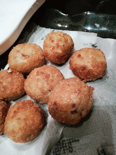 A picture of Chicken cheese balls.