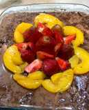 Torta fría con chocolate, fresas y melocotón