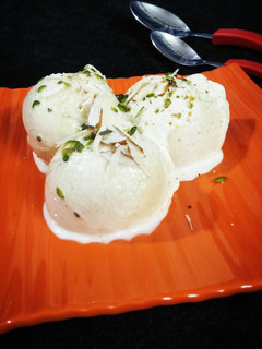 वनीला कस्टर्ड आइसक्रीम (Vanilla custard ice-cream recipe in Hindi) रेसिपी मुख्य फोटो