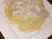 Una foto de salsa blanca con champignones
