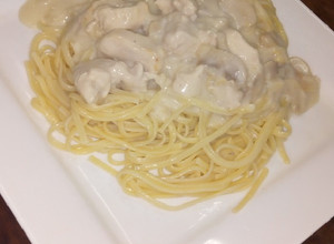 Una foto de Salsa blanca con pollo y champiñones