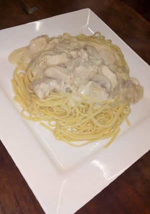 Una foto de Salsa blanca con pollo y champiñones