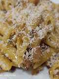 Macarrones con salsa carbonara y especias
