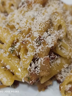 Una foto de Macarrones con salsa carbonara y especias