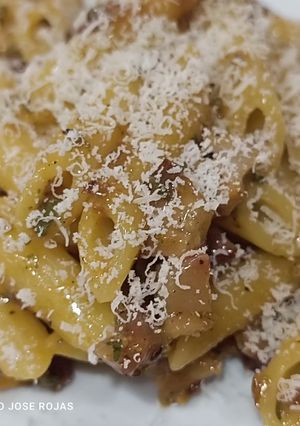 Una foto de Macarrones con salsa carbonara y especias
