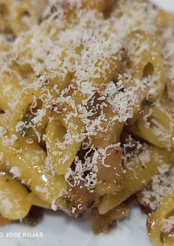 Una foto de Macarrones con salsa carbonara y especias