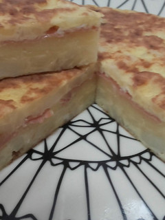Una foto de Tortilla de patatas rellena de jamón serrano, y queso