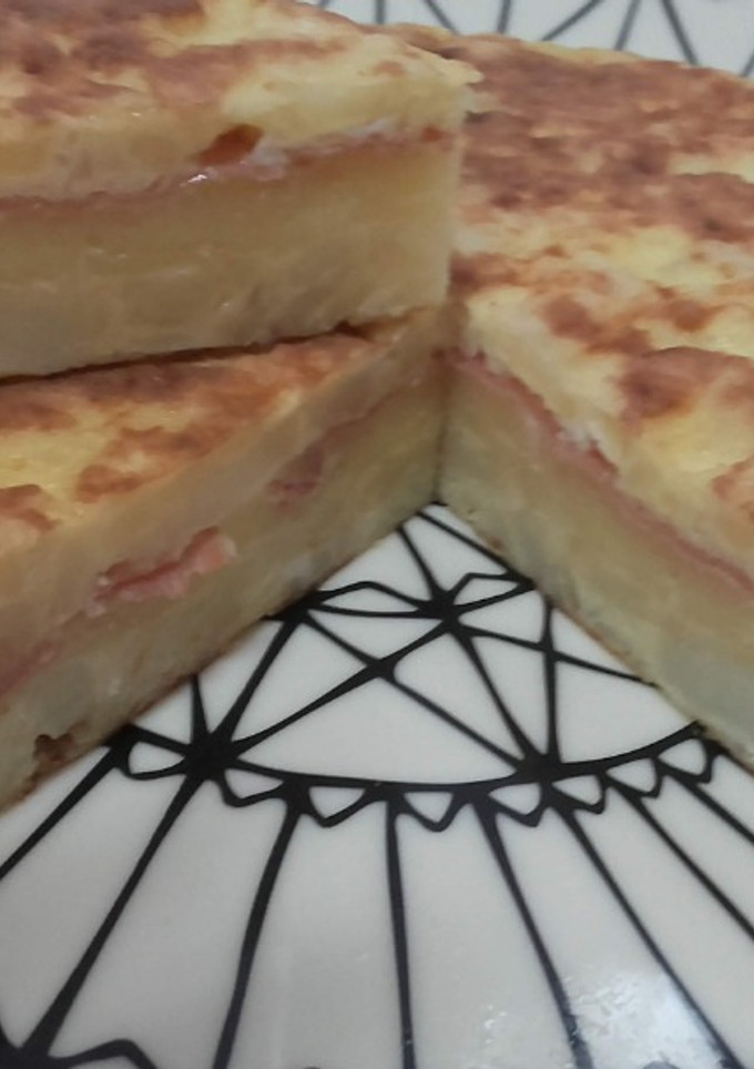 Una foto de Tortilla de patatas rellena de jamón serrano, y queso